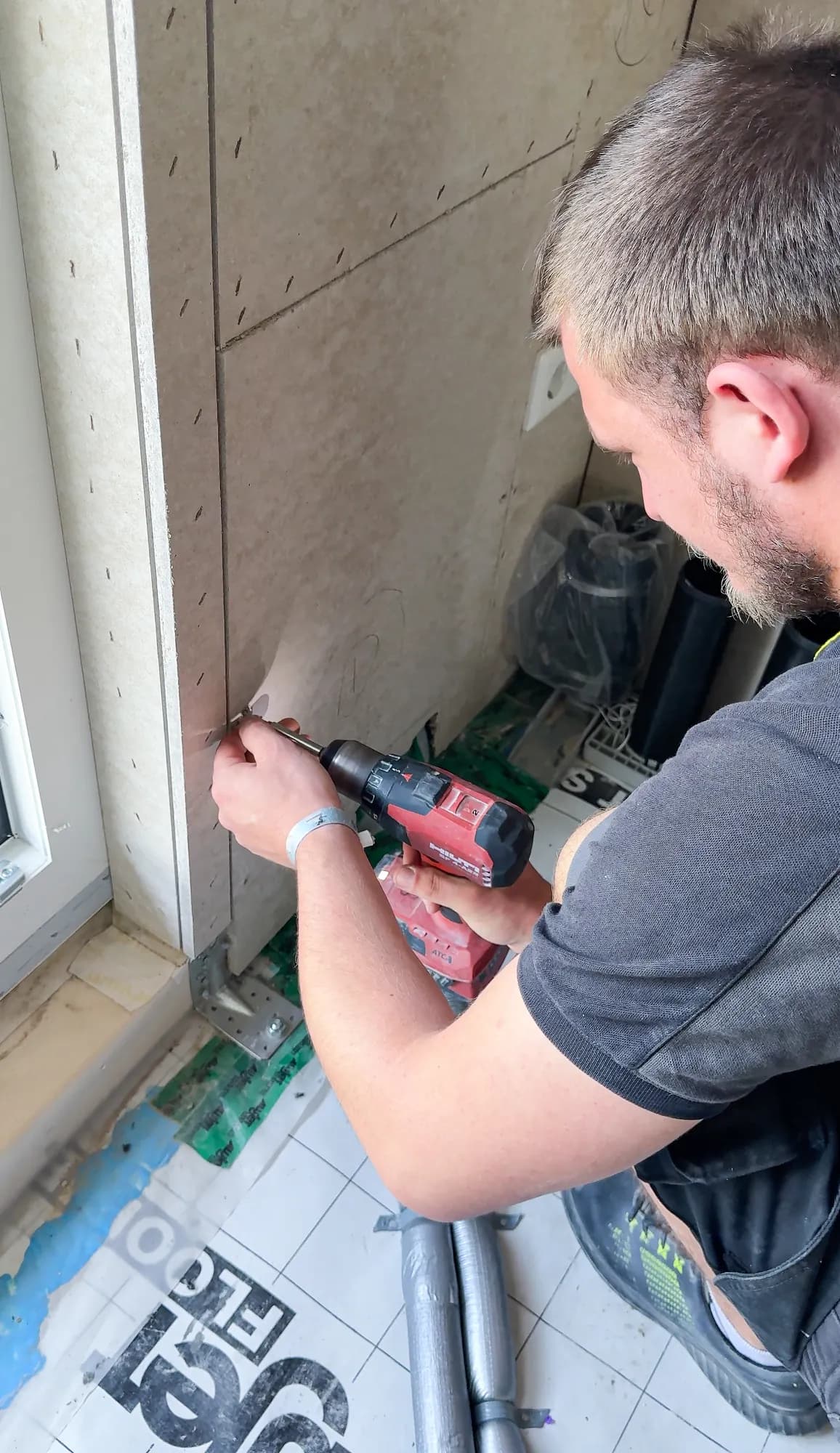 Monteur von Schumann Haustechnik bei der Installation