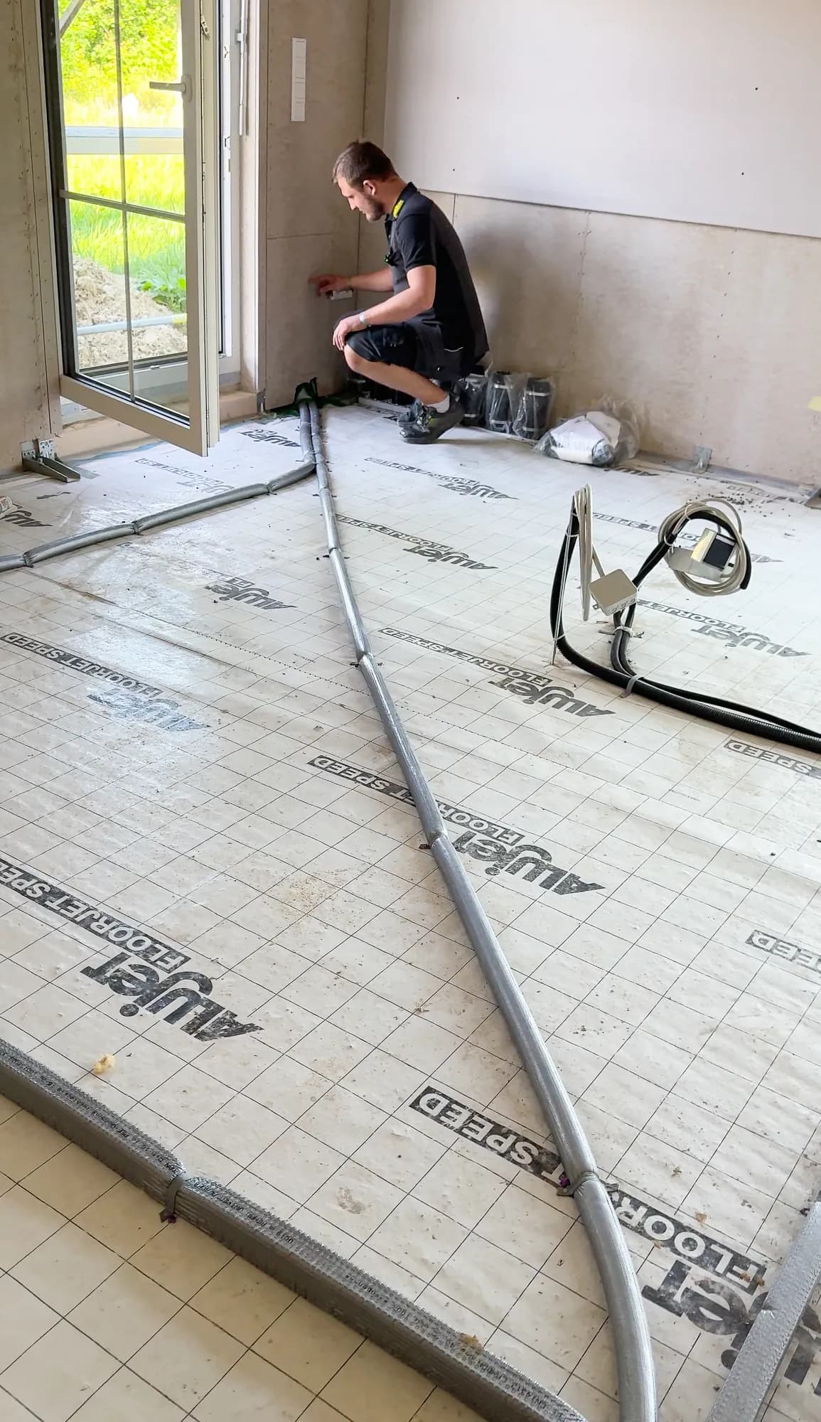 Team von Schumann Haustechnik bei der Montage im Rohbau