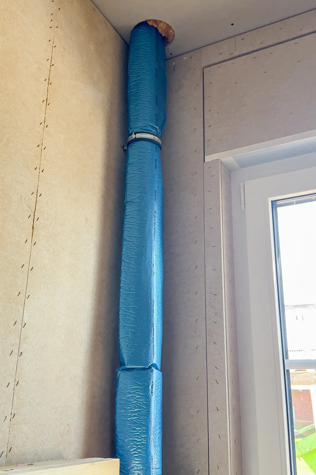 Lüftungsrohr-Führung am Fenster