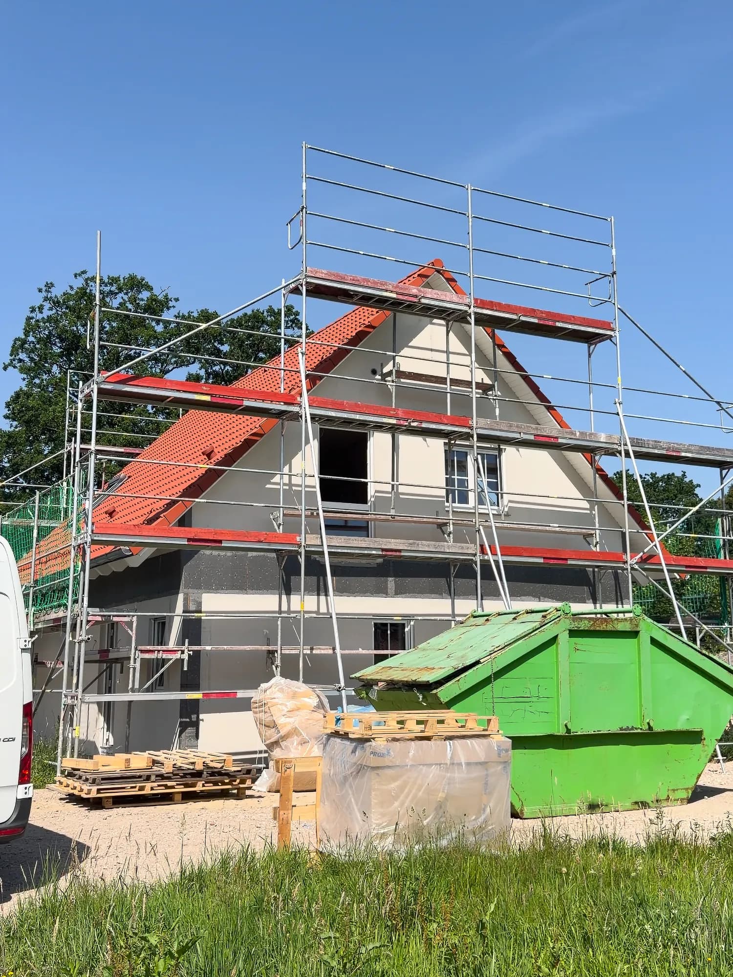 Neubau-Referenzobjekt von Schumann Haustechnik im Rohbau mit Gerüst